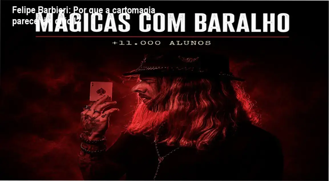 Felipe Barbieri apresentando truques de cartomagia durante a aula do curso online