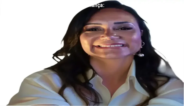 Heloisa Helena guia aluna na análise do Baralho Cigano em grupo interativo com metodologia vivencial