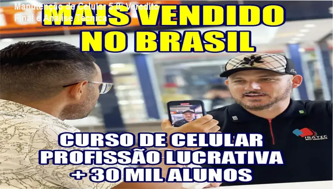 Técnico realizando manutenção avançada de placa de smartphone utilizando microscópio e estação de solda
